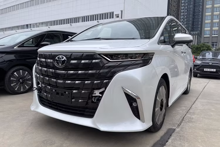 Trong đó, máy xăng có công suất tối đa 185 mã lực và mô-men xoắn cực đại 233 Nm. Hai con số tương ứng của mô-tơ điện là 180 mã lực và 270 Nm. Trang bị an toàn trên Toyota Alphard 2024 có hệ thống cảnh báo tiền va chạm (PCS), cảnh báo lệch làn đường (LDA), hỗ trợ giữ làn đường (LTA)