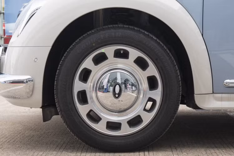 Xe có kích thước bao gồm chiều dài 4.401 mm, chiều rộng 1.880 mm, chiều cao 1.633 mm và chiều dài cơ sở 2.750 mm. Nội thất xe có bảng đồng hồ kỹ thuật số nối liền với màn hình thông tin giải trí, chìa khóa xe như điều khiển ti-vi, gương chiếu hậu gập điện, cốp xe mở trên chìa khóa...