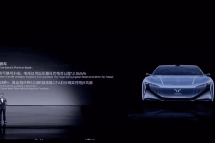 E202 là 1 trong 3 mẫu ô tô điện mà Hồng Kỳ dự định tung ra thị trường trong tương lai gần. Trong đó, Hồng Kỳ E001 là xe sedan, có phạm vi di chuyển sau 1 lần sạc pin là 600 - 1.000 km, tăng tốc từ 0-100 km/h trong 3 giây và có thể đổi pin để không mất thời gian sạc. Hồng Kỳ E702 là cao cấp nhất với hệ thống lái tự động đột phá và nội thất có hiệu ứng rạp chiếu phim 5D đầu tiên trên thế giới.
