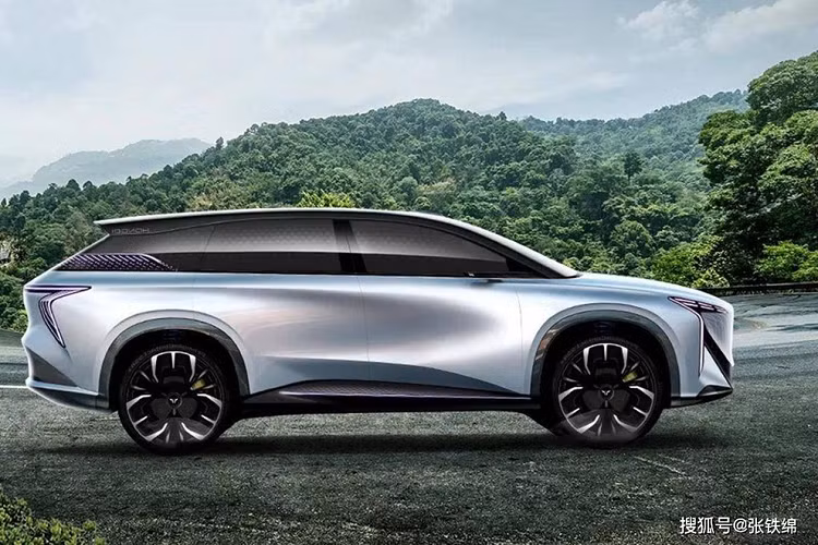 Cụ thể, SUV điện Hồng Kỳ E202 được trang bị đầu xe đóng kín, không có lưới tản nhiệt. Ở chính giữa khu vực đầu xe là logo 2 lá cờ mới dành cho các mẫu ô tô điện của Hồng Kỳ. Trên nắp ca-pô còn có thêm 2 dải đèn nằm song song với nhau, kéo dài đến gần kính lái. Nằm ở hai bên đầu xe là cụm đèn pha LED khá mỏng với 6 dải đèn LED mỗi bên.