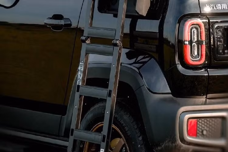 Về sức mạnh, chiếc xe Baojun Yep này vẫn sử dụng hệ dẫn động cầu sau và được trang bị động cơ truyền động đồng bộ nam châm vĩnh cửu với công suất tối đa 68 mã lực và mô-men xoắn cực đại 140 Nm.