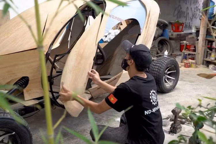 Trong video có tựa đề "I Built A Vehicle For The Alien", tạm dịch là "Tôi đã chế tạo một chiếc siêu xe ngoài hành tinh", ông bố 9X phải tự lên ý tưởng và thiết kế ra bộ khung riêng bằng các thanh thép.