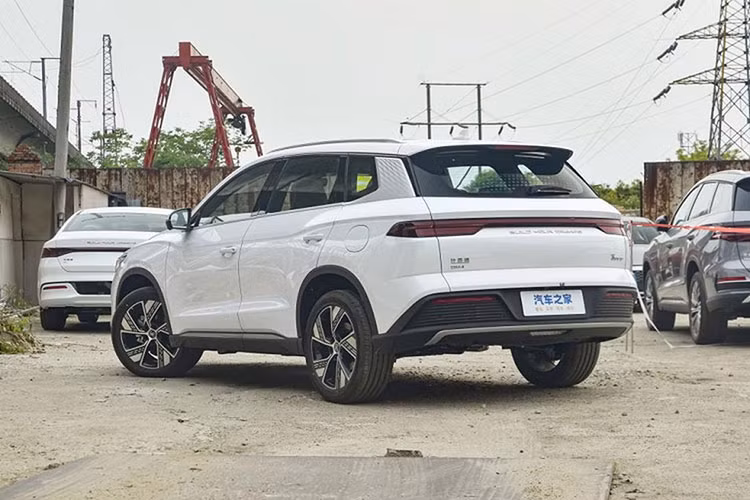 Cụ thể, hình ảnh do hãng xe Trung Quốc chia sẻ cho thấy, mẫu xe SUV BYD Song Pro DM-i 2023 không còn sử dụng kiểu lưới tản nhiệt với các thanh ngang dài, xếp thành 5 tầng cùng với 1 thanh nẹp mạ crôm, nối liền 2 đèn pha LED với nhau như bản cũ.
