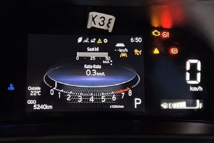 Chưa hết, mẫu SUV cỡ B này còn có gói công nghệ trợ lái nâng cao ADAS có tên Toyota Safety Sense, bao gồm hệ thống kiểm soát hành trình thích ứng và đèn pha tự động. Camera 360 độ và hệ thống kết nối T intouch cũng được trang bị cho xe. Khi mua mẫu SUV cỡ B này, khách hàng Indonesia có thể chọn 1 trong 2 loại động cơ.