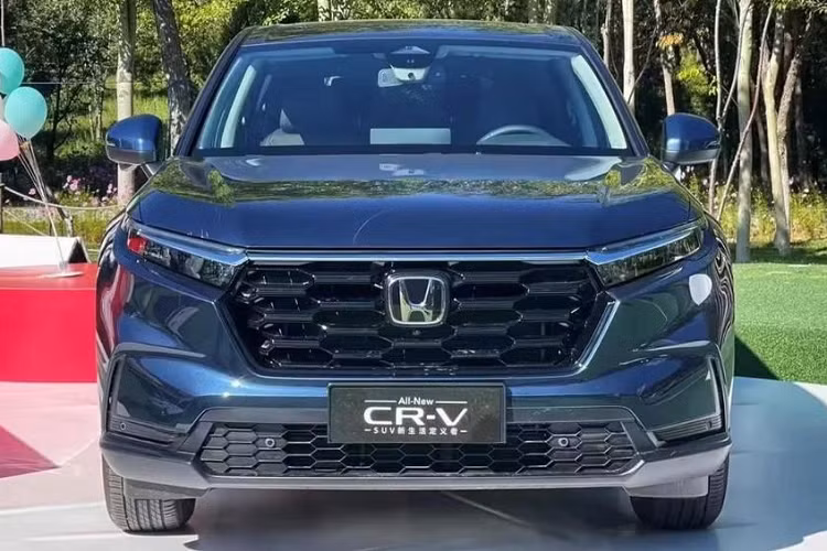 Nếu đúng như vậy, Honda CR-V e:PHEV 2023 sẽ có bảng đồng hồ kỹ thuật số với màn hình LCD 10,2 inch, màn hình cảm ứng trung tâm 10,1 inch đặt nổi nhưng chưa hỗ trợ Apple CarPlay và cửa gió điều hòa kéo dài trên mặt táp-lô, trang trí bằng tấm lưới tổ ong.