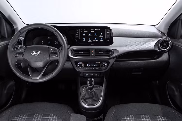Bên trong xe, hãng Hyundai trang bị hệ thống đèn viền màu xanh dương mới ở khu vực sàn đặt chân cho xe. Trong khi đó, phiên bản N-Line có thêm 3 sọc kẻ màu đỏ mới ở giữa ghế trước và logo riêng làm dấu hiệu nhận biết. Nếu khách hàng chọn mua gói Purple Package mới, xe sẽ được bổ sung những điểm nhấn màu tím trên ghế bọc nỉ, chỉ khâu và viền cửa gió điều hòa.