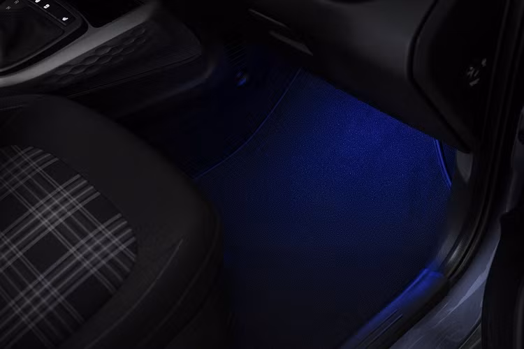 Trang bị của Hyundai i10 2023 tại thị trường châu Âu cũng khá tươm tất với bảng đồng hồ kỹ thuật số 4,2 inch mới, màn hình cảm ứng trung tâm 8 inch hiện đã hỗ trợ Apple CarPlay/Android Auto không dây, camera lùi, bản đồ cập nhật qua WiFi, sạc không dây và cổng sạc USB Type C trước/sau.
