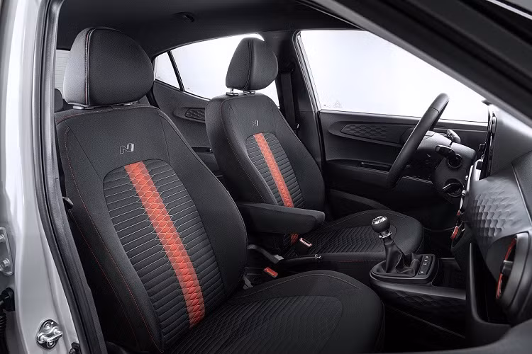 Khoang hành lý của Hyundai i10 2023 có thể tích 252 lít nếu ghế sau không gập xuống. Con số tương ứng khi gập ghế sau xuống là 1.050 lít.Đặc biệt, Hyundai i10 2023 ở thị trường châu Âu còn được trang bị gói an toàn chủ động Hyundai Smart Sense, bao gồm các tính năng như hỗ trợ tránh va chạm phía trước với 4 chế độ City, Interurban, Pedestrian và Cyclist.
