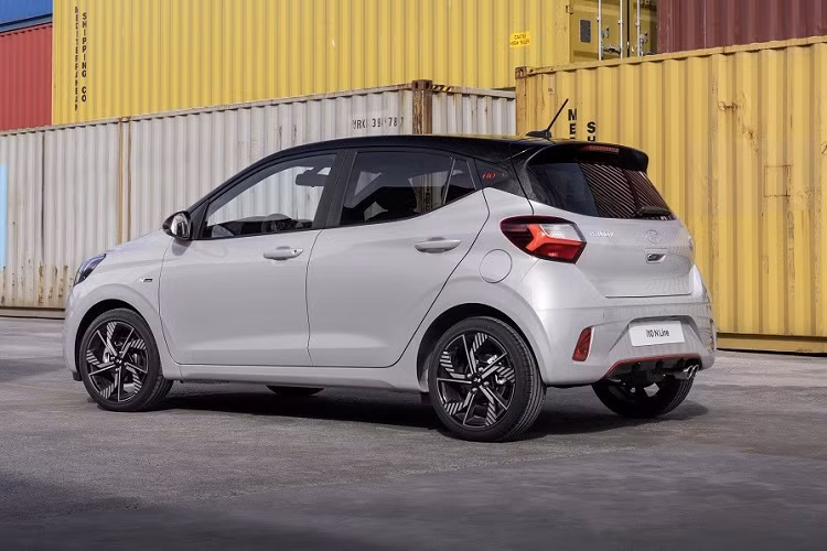 Riêng Hyundai i10 2023 bản N-Line sẽ dùng động cơ xăng 3 xi-lanh, tăng áp, dung tích 1.0L với công suất tối đa 99 mã lực. Giá bán của Hyundai i10 2023 hiện chưa được công bố. Xe sẽ bắt đầu được sản xuất tại nhà máy ở Izmit, Thổ Nhĩ Kỳ, vào tháng 4 năm nay. Khi có mặt trên thị trường vào nửa cuối năm nay, xe sẽ cạnh tranh với những đối thủ như Kia Picanto, Toyota Aygo X và Suzuki Ignis.
