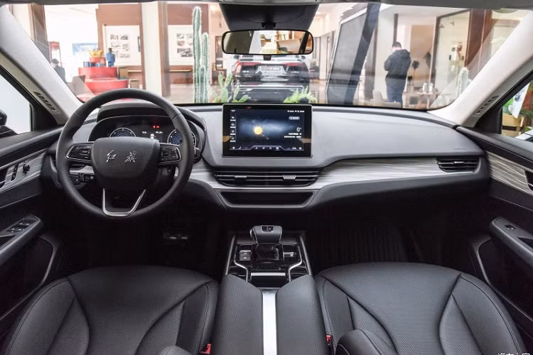 Hồng Kỳ E-QM5 Plus 2023 mới với phạm vi hành trình hoàn toàn bằng điện là 560 km theo chu trình thử nghiệm CLTC của Trung Quốc sẽ có giá bán khởi điểm từ 199.800 nhân dân tệ, tương đương 666 triệu đồng, mức giá khá hấp dẫn để khách chọn mua xe.
