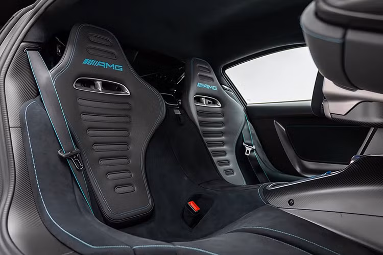 Tấm che khoang động cơ bằng sợi carbon có thể tháo rời được, tích hợp công nghệ thiết kế khe gió NACA đặc trưng của ngành hàng không. Hệ thống treo có 3 chế độ tùy chỉnh là Comfort, Sport hoặc Sport +.