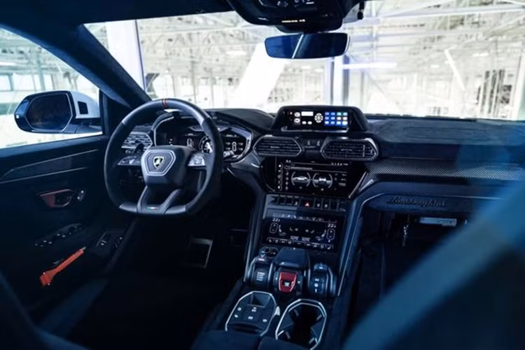 Ở bên ngoài, chiếc Lamborghini Urus Performante nổi bật với lớp sơn đặc biệt, được thiết kế riêng bởi bộ phận Lamborghini Centro Stile, gồm màu xanh đặc trưng của cảnh sát Italy với màu trắng. Dòng chữ cảnh sát "Polizia" có kích thước khá lớn, đặt ngay dưới chân gương chiếu hậu và có khả năng phản quang.