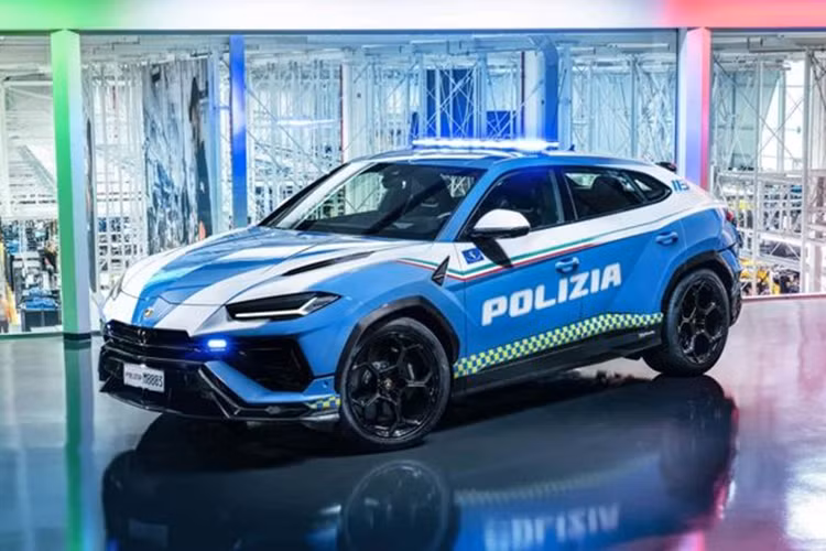 Vào ngày 12/12, Giám đốc điều hành Stephan Winkelmann của Lamborghini đã tận tay bàn giao chiếc siêu SUV Lamborghini Urus Performante cho cảnh sát Ý. Tính đến nay, đây là chiếc Lamborghini thứ 6 của cảnh sát Italia.