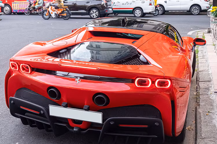 Theo đó, chủ nhân của chiếc siêu xe mui trần Ferrari SF90 Spider màu đỏ được tiết lộ là 1 trong những đại gia khá nổi tiếng trên các nền tảng mạng xã hội tại Việt Nam nhưng hiếm khi xuất đầu lộ diện, thay vào đó, anh chỉ dùng các hình ảnh về xe để làm avatar.