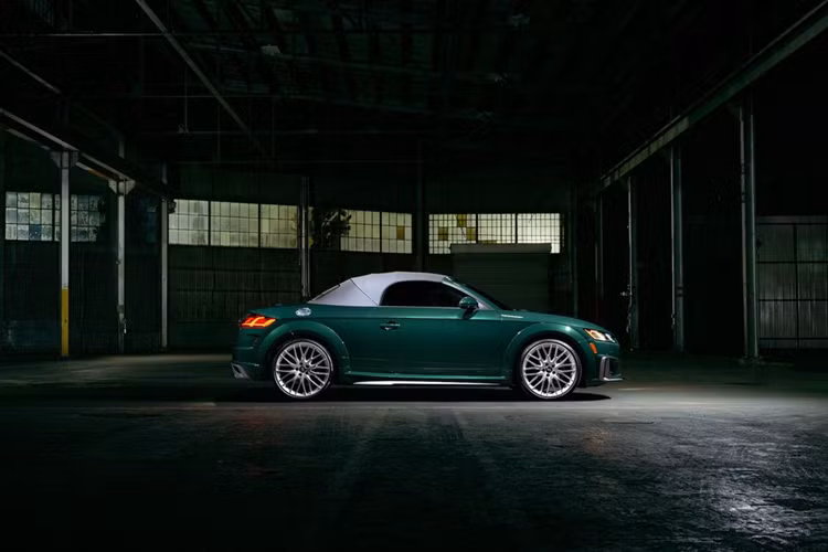 Phần mui trần của Audi TT Final Edition 2023 được làm bằng vải tông màu xám. Hiện mức giá xe Audi TT Final Edition 2023 được chào bán 68.895 USD (khoảng gần 1,7 tỷ đồng) và số lượng giới hạn chỉ 50 xe tại Mỹ.