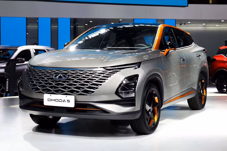 Nội thất của Omoda 5 có nhiều trang bị hiện đại, có thể kể đến như cụm màn hình đôi 10,25 inch, sạc điện thoại không dây, phanh tay điện tử, tự động giữ phanh tạm thời, cửa sổ trời, hệ thống đèn viền 64 màu, điều hòa tự động và cửa gió dành cho hàng ghế sau.