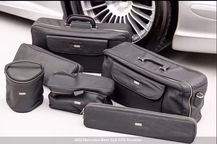 Chiếc Mercedes CLK GTR Roadster được đấu giá lần này còn có bộ hành lý được thiết kế đặc biệt.
