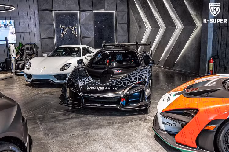 Mới đây, siêu phẩm McLaren Senna GTR đã chính thức được mang về Việt Nam, sau hơn 2 năm kể từ thời điểm đặt hàng. Chiếc xe mang số thứ tự 33/75, có màu sơn xanh - crôm cá tính cùng các họa tiết nổi bật như tên thương hiệu đồng hồ Richard Mille, quốc kỳ Anh.