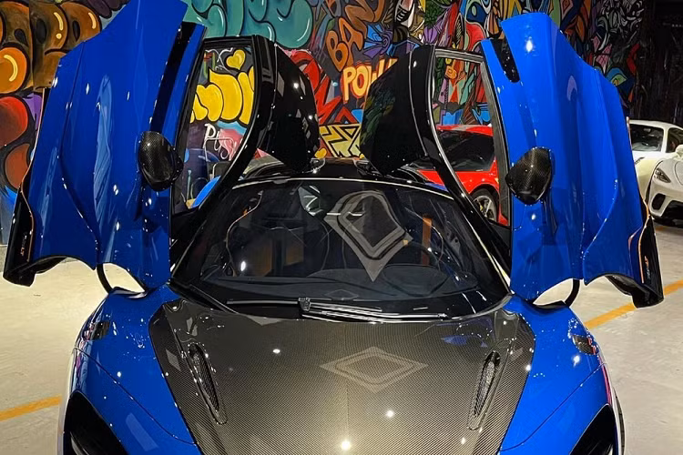 Chiếc siêu xe giới hạn McLaren 765LT mà vị đại gia kín tiếng bỏ ra hơn 30 tỷ đồng để tậu về, chính là chiếc xe 765LT đầu tiên ra biển số tại Việt Nam, ban đầu xe thuộc sở hữu của 1 dân chơi lan đột biến, cũng chính là chủ đầu chiếc Lamborghini Aventador SVJ màu xanh rêu mà sau này đại gia Jacky đã mua lại.