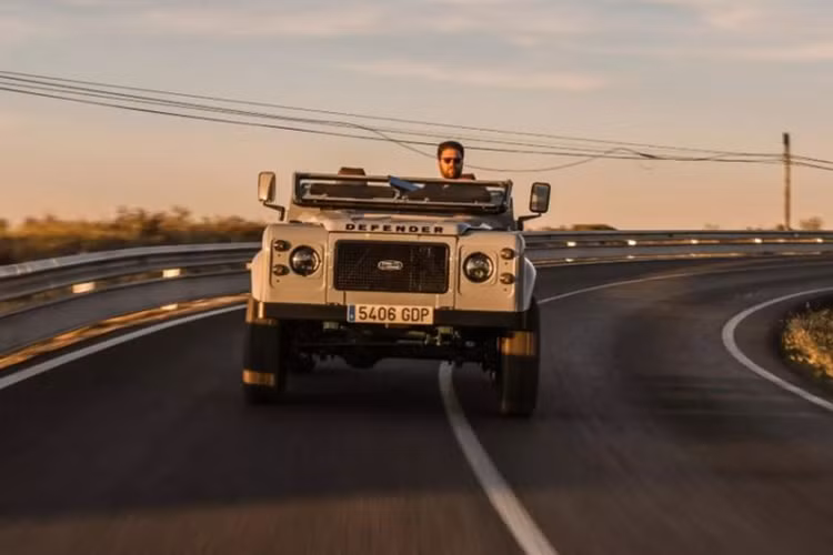 Chiếc Land Rover Defender 90 đặc biệt này được một nhà sưu tầm xe ở Tây Ban Nha mua lại vào năm ngoái trước khi xuất khẩu sang Mỹ vào đầu năm 2023. Xe có ngoại hình khá mới vì đã được tân trang lại. Màu xanh lá cây nguyên bản trên chiếc SUV địa hình này cũng đã được sơn lại thành màu xám kim loại Brooklyn thời thượng.