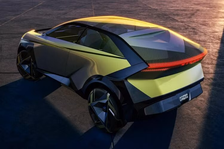 Nissan không hé lộ về trang bị động cơ điện trên Hyper Urban bản thương mại, nhưng cho biết xe có tính năng sạc ngược. Bên cạnh đó, xe cũng được thiết kế để đáp ứng các bản cập nhật phần cứng và cập nhật phần mềm thường xuyên.