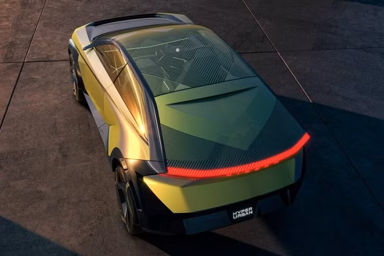 Cảm hứng tương lai cũng được Nissan thể hiện trong thiết kế nội thất của Hyper Urban. Theo đó, xe có cấu hình cabin 4 chỗ ngồi với hai ghế trước có thể gập và nối liền với ghế ở hàng dưới, tạo thành một chiếc ghế dài có thể nằm thoải mái. Ngoài ra, xe còn được trang bị hệ thống màn hình giải trí dành cho người ngồi ở hàng ghế thứ hai.