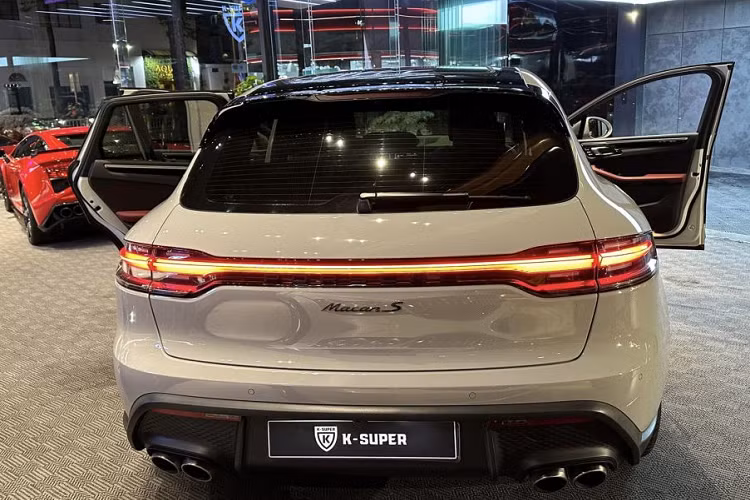 Ở thị trường Việt Nam, Porsche Macan có 4 phiên bản gồm tiêu chuẩn (giá niêm yết 2,992 tỷ đồng), T (3,234 tỷ đồng), S (3,817 tỷ đồng) và GTS (4,708 tỷ đồng). Nếu cộng giá niêm yết cùng các khoản thuế, phí; giá lăn bánh tại Hà Nội của Porsche Macan phiên bản S mà Vũ Văn Thanh vừa tậu lên tới hơn 4 tỷ đồng.
