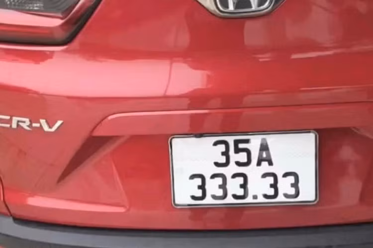 Hyundai Grand i10 mang biển 35A-333.33 Vào ngày 9/2/2023, anh V.M.Đ. (SN 1986, trú tại huyện Yên Mô, tỉnh Ninh Bình) đã chia sẻ hình ảnh chiếc ôtô Honda CR-V gắn biển 35A-333.33 lên mạng xã hội với nội dung: "Bác chủ bốc mát tay quá! Ngũ quý 3 cho anh em Ninh Bình 35A - 333.33". Tuy nhiên, theo lãnh đạo Công an tỉnh Ninh Bình, ở thời điểm đó, biển số 35A - 333.33 vẫn chưa thuộc về cá nhân hay tổ chức nào.