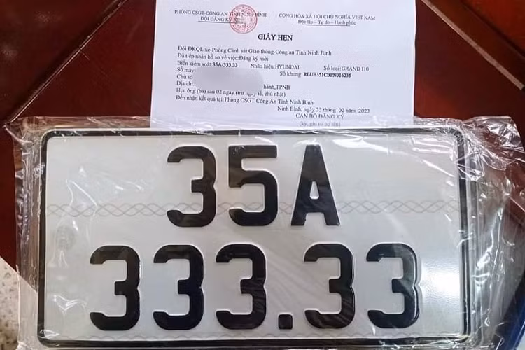 Nói cách khác, thông tin của anh Đ. đưa ra là sai sự thật. Do đó, anh Đ. đã bị xử phạt hành chính 7,5 triệu đồng và yêu cầu gỡ bài viết, đính chính thông tin. Đến ngày 23/2, Phòng Cảnh sát giao thông Công an tỉnh Ninh Bình xác nhận biển số 35A-333.33 đã được chủ xe Hyundai Grand i10 bấm trúng.