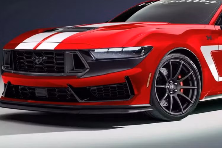 Chiếc S650 Mustang Dark Horse mới của Ford lăn bánh khỏi nhà máy sản xuất với động cơ Coyote V8 5.0 lít thế hệ thứ tư mạnh 500 mã lực (372 kW). Người mua có thể chỉ định hộp số sàn 6 cấp từ Tremec hoặc hộp số tự động 10 cấp của Ford. Ở cả hai cấu hình, xe đều được trang bị hệ thống phanh Brembo lớn.
