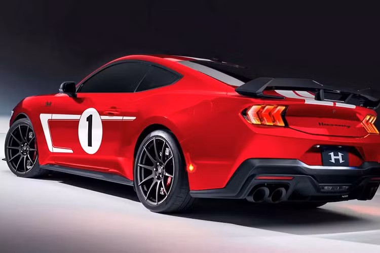 Tuy nhiên, sau khi “qua tay” nhà độ Hennessey Performance đình đám, sức mạnh của Mustang Dark Horse 2024 đã được tăng lên thêm 70%. Để đạt được điều này, Hennessey đã bổ sung bộ siêu nạp mới lớn hơn, kim phun nhiên liệu tốt hơn và bơm nhiên liệu nâng cấp, kết hợp cùng với phần mềm điều chỉnh HPE Engine Management. Kết quả là chiếc Mustang đã sở hữu công suất lên đến 850 mã lực và mô-men xoắn 880 Nm.
