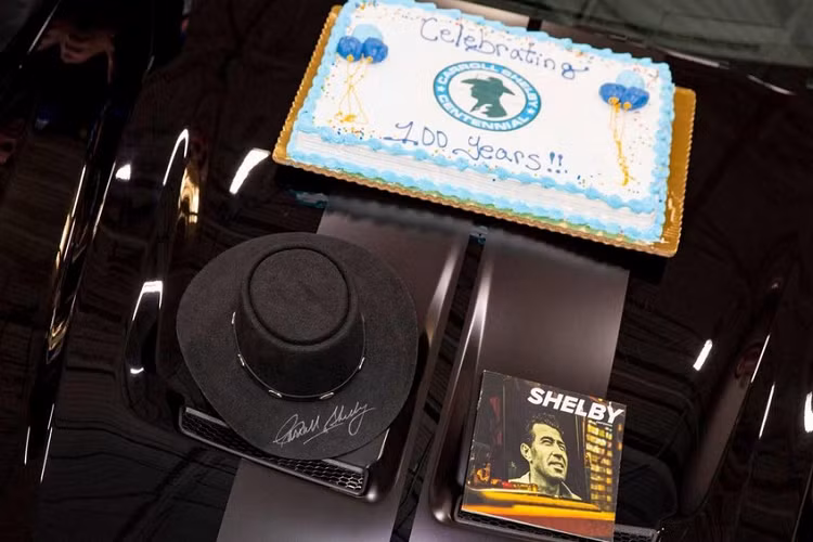 Đầu tiên, huy hiệu Centennial với hình ảnh mô phỏng ông Carroll Shelby cùng 2 con số 1923 thể hiện năm sinh và 2023 thể hiện năm sản xuất xe sẽ đặt đối xứng 2 bên, logo này sẽ xuất hiện ở nắp capô và đuôi xe, ngoài ra còn được tích hợp vào sọc bên hông.
