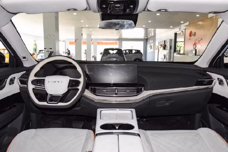 Về nội thất, Chery eQ7 có thiết kế màn hình kép đang rất được ưa chuộng hiện nay, đường viền mạ crom xuyên thấu trên bảng điều khiển trung tâm bắt mắt hơn, bên dưới đường viền còn có đèn viền xung quanh giúp tăng cảm giác đẳng cấp cho chiếc xe. Khách hàng mua xe Chery eQ7 sẽ được cung cấp hai màu nội thất đen nhám và xanh đen để lựa chọn.