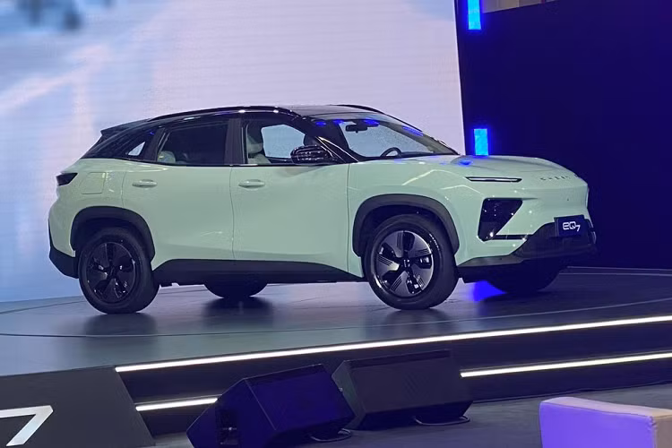 Ngày 12/7 vừa qua, chiếc xe sản xuất hàng loạt đầu tiên thuộc dòng SUV cỡ trung chạy điện mới của Chery New Energy, mẫu eQ7, đã chính thức lăn bánh khỏi dây chuyền sản xuất, điều này hứa hẹn Chery eQ7 2023 mới sẽ sớm đến tay người tiêu dùng ngay trong năm nay.