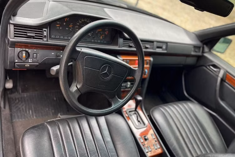 Tất nhiên, chiếc xe siêu sang Mercedes-Benz 6 cửa cổ điển này không có những tính năng hiện đại như các dòng xe mới hiện nay, dễ nhận ra bằng hình ảnh cho thấy cửa kính của xe vẫn phải chỉnh cơ, cụm đèn pha được điều chỉnh bằng núm xoay tương tự các mẫu Mercedes-Benz đời mới.