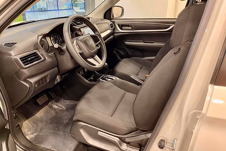 Về trang bị an toàn, BR-V 2023 tại Việt Nam sẽ được trang bị gói an toàn Honda Sensing như các mẫu xe phân khúc cao cấp của hãng, bao gồm các tính năng như: Phanh giảm thiểu va chạm (CMBS)...