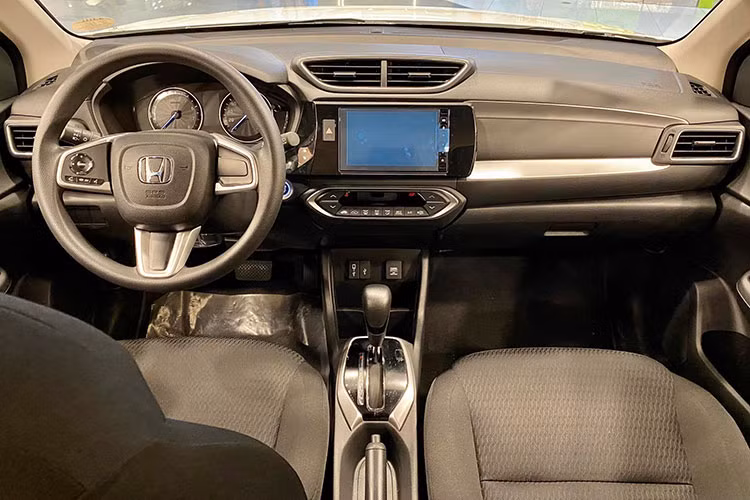 Bên trong khoang cabin, Honda BR-V 2023 về Việt Nam sẽ có thiết kế khá giống CR-V với màn hình 7 inch ở trung tâm. Xe được bố trí 3 hàng ghế với 7 chỗ ngồi nhưng hàng ghế cuối chỉ dành cho trẻ em.