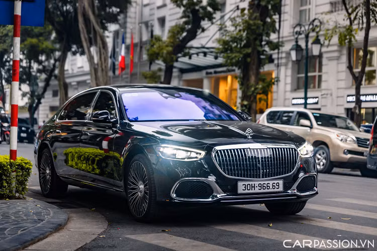Một chiếc Bentley Mulsanne phiên bản EWB màu xanh đậm. Mulsanne là dòng xe đã bị khai tử và nhường chỗ cho mẫu Bentley Flying Spur mới với đầy đủ các yếu tố sang trọng.