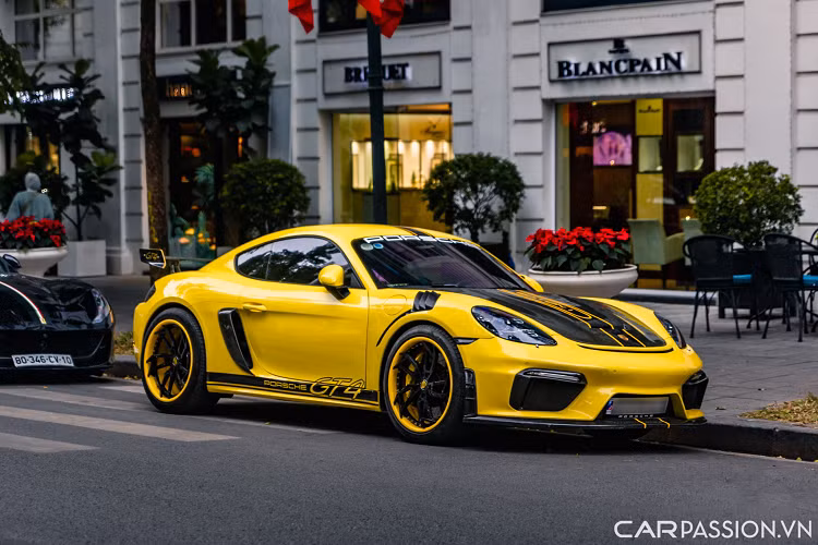 Ngoài ra, chiếc 718 Cayman này còn được bổ sung thêm cánh gió kích thước lớn phía sau, bên dưới là bộ khuếch tán lớn cũng được làm từ sợi carbon. Mâm xe 5 chấu kép dạng xoáy kích thước 20 inch. Chiếc Ferrari 812 Superfast màu đen đã quá quen thuộc với những người mê siêu xe tại Hà Nội.