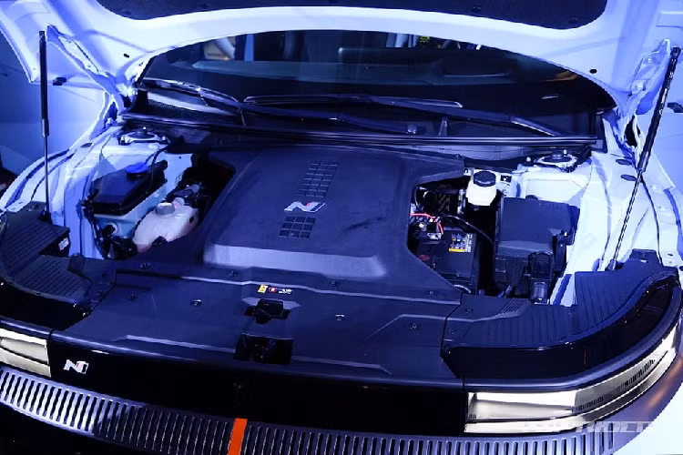 Thêm vào đó là cụm pin lithium-ion 84 kWh mới với thời gian tăng dung lượng pin từ 10-80% bằng bộ sạc nhanh 180 kW chỉ 18 phút. Hiện quãng đường di chuyển sau khi sạc đầy pin của xe chưa được công bố. Đặc biệt, Hyundai Ioniq 5 N 2024 còn có rất nhiều công nghệ hỗ trợ do thương hiệu N phát triển như hệ thống N Launch Control. Hệ thống này mang đến 3 mức độ bám đường khi xe đề pa.