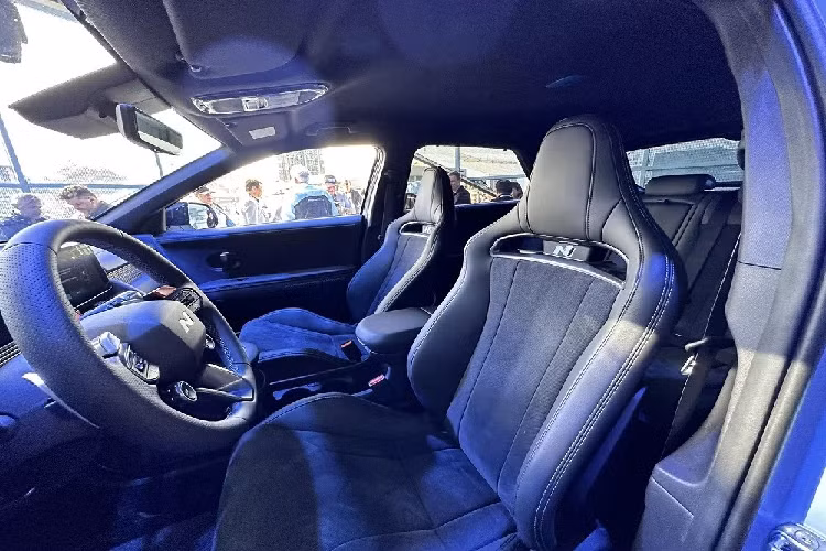 Bên cạnh đó là tính năng N Race giúp tối ưu hóa sức bền của xe, N Drift Optimiser để duy trì góc drift dễ dàng hơn, Torque Kick Drift giả lập đá côn tương tự xe dẫn động cầu sau dùng động cơ đốt trong, Track SOC tự động tính toán điện năng tiêu thụ trên mỗi vòng đua, N Torque Distribution để phân bổ mô-men xoắn giữa 2 cầu với 11 mức điều chỉnh và khóa vi sai chống trượt điện tử e-LSD trên cầu sau nhằm hỗ trợ/kiểm soát ôm cua.