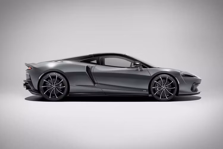 Tổng dung tích chở hàng là 570 lít. Ông Michael Leiters, CEO của McLaren Automotive cho biết: “McLaren GTS mới mang đến sự kết hợp chưa từng có giữa cảm giác lái nhẹ nhàng thư giãn và hiệu năng mạnh mẽ của McLaren, cùng với sự tinh tế và tính thực dụng.