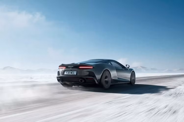 Dựa trên nền tảng đó, McLaren ra mắt McLaren GTS với khối lượng nhẹ hơn và động cơ mạnh mẽ hơn. Khối động cơ V8 tăng áp kép với dung tích 4.0L của McLaren GTS có thể sản sinh lượng công suất lên đến 635 mã lực (467 kW), mạnh hơn 15 đơn vị so với bản tiền nhiệm McLaren GT.