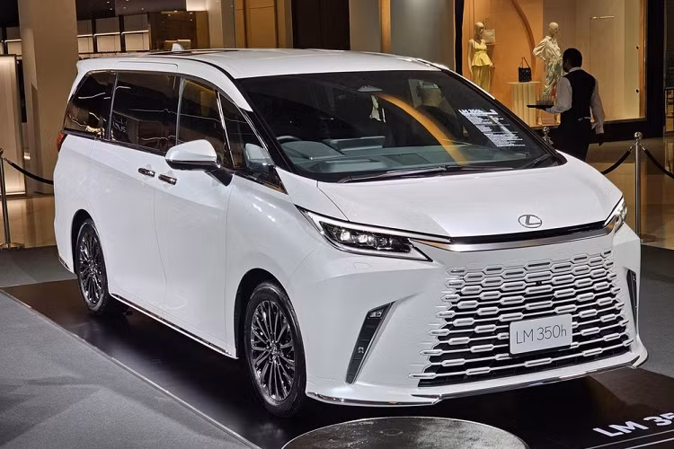 Tổng cộng, mẫu MPV hạng sang Lexus LM 2024 có công suất 250 mã lực, đi kèm hộp số tự động e-CVT và hệ dẫn động 4 bánh E-Four. Ngoài ra, xe còn có 3 chế độ lái là Normal, Eco và EV. Ở thế hệ mới, Lexus LM được phát triển dựa trên cơ sở gầm bệ TNGA (GA-K) tương tự Toyota Alphard và Vellfire 2024.