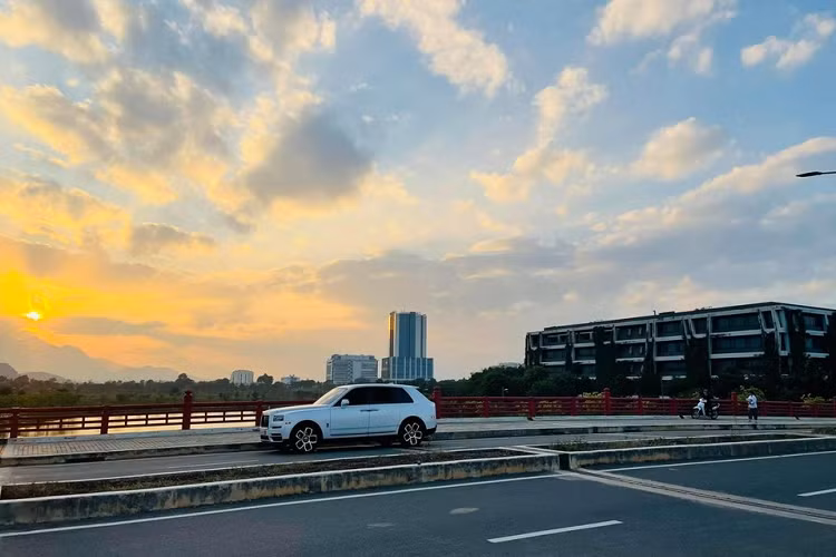 Chiếc xe nổi bật nhất mà ông chủ của chuỗi cầm đồ F88 hay di chuyển chính là chiếc SUV siêu sang Rolls-Royce Cullinan hơn 20 tỷ đến 45 tỷ đồng tại Việt Nam, tùy theo việc xe đăng ký biển số nào và phiên bản gì. Chẳng hạn, xe Rolls-Royce Cullinan mang biển NG chỉ có giá trên 20 tỷ đồng nhưng nếu mang biển trắng, giá lăn bánh phải 45 tỷ đồng.