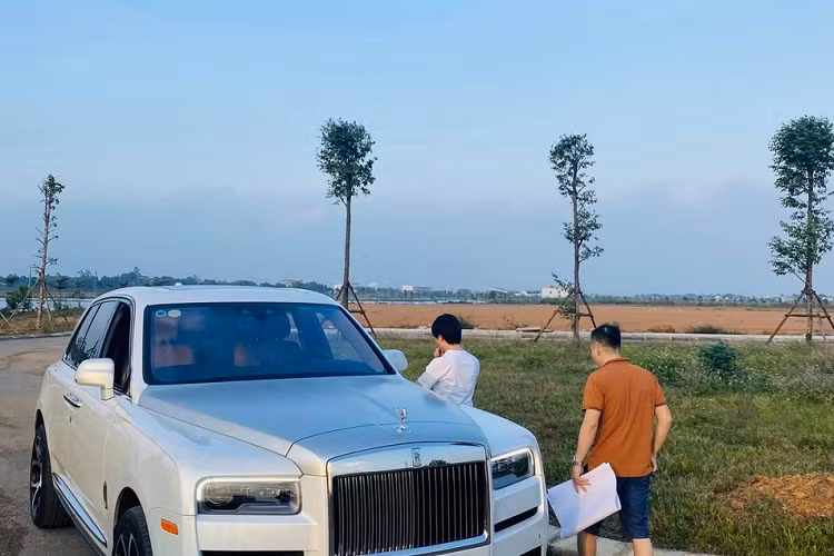 Thông tin riêng của chúng tôi chia sẻ, người đứng đầu của công ty F88 cũng là 1 dân chơi xe thứ thiệt khi sở hữu cho mình 2 chiếc xe SUV vạn người mê, ngoài ra, người này còn hay di chuyển trên 1 vài chiếc xe sang, xe siêu sang khác nhưng tần suất được chia sẻ lên mạng xã hội không nhiều.