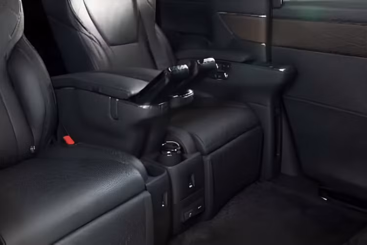 Những trang bị đáng chú ý khác của mẫu xe concept này nằm ở bàn làm việc và ổ điện tiện dụng để hành khách hoàn thành công việc của mình ngay trên xe. Bên dưới sàn xe được phủ bằng thảm đặc biệt có thêm ngăn chứa đồ để chứa túi xách hoặc giày dép. Trong khi đó, loa tích hợp vào tựa đầu ghế của hàng ghế trước hứa hẹn sẽ mang đến những giây phút thư giãn thoải mái hơn cho người ngồi trên xe.