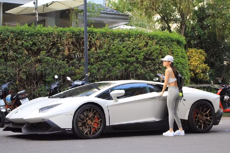 Chiếc siêu xe Lamborghini Aventador LP700-4 từng có thời gian gắn bó với hot girl 9x Jessie Lương trong cuộc sống, thậm chí, người đẹp này còn từng đăng ký tham gia 1 nhóm siêu xe, để phượt với những người cùng đam mê đi Phan Thiết cũng như 1 số địa danh khác, trước khi bán lại cho 1 showroom xe