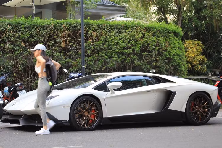 Lamborghini Aventador LP720-4 50º Anniversario là 1 phiên bản sản xuất giới hạn với chỉ 200 xe được sản xuất toàn cầu (chia đều cho bản coupe và Roadster). Ở ngoại thất, xe có cản trước, nẹp sườn và cản sau thiết kế lại so với xe tiêu chuẩn, có tích hợp thêm logo LP720-4 và con số 50 để nhận biết. Chưa hết, xe còn sở hữu cánh gió đuôi cỡ lớn.