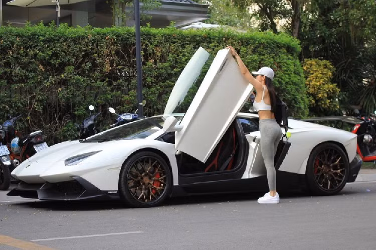 Trải qua nhiều đời chủ, trong đó, có 1 chủ nhân từng sở hữu chiếc siêu xe Lamborghini Aventador mang gói độ LP720-4 50º Anniversario độc nhất Việt Nam này - đó chính là hot girl nổi tiếng, cô gái ấy được biết đến với biệt danh Jessie Lương.
